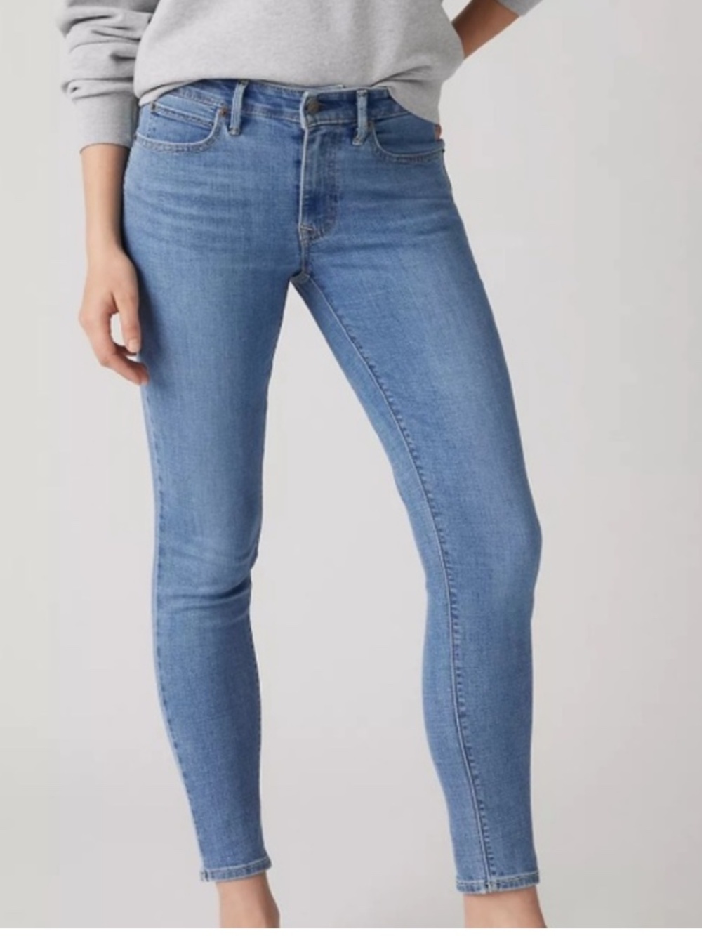 Levis 711 Skinny Jeans. W 26